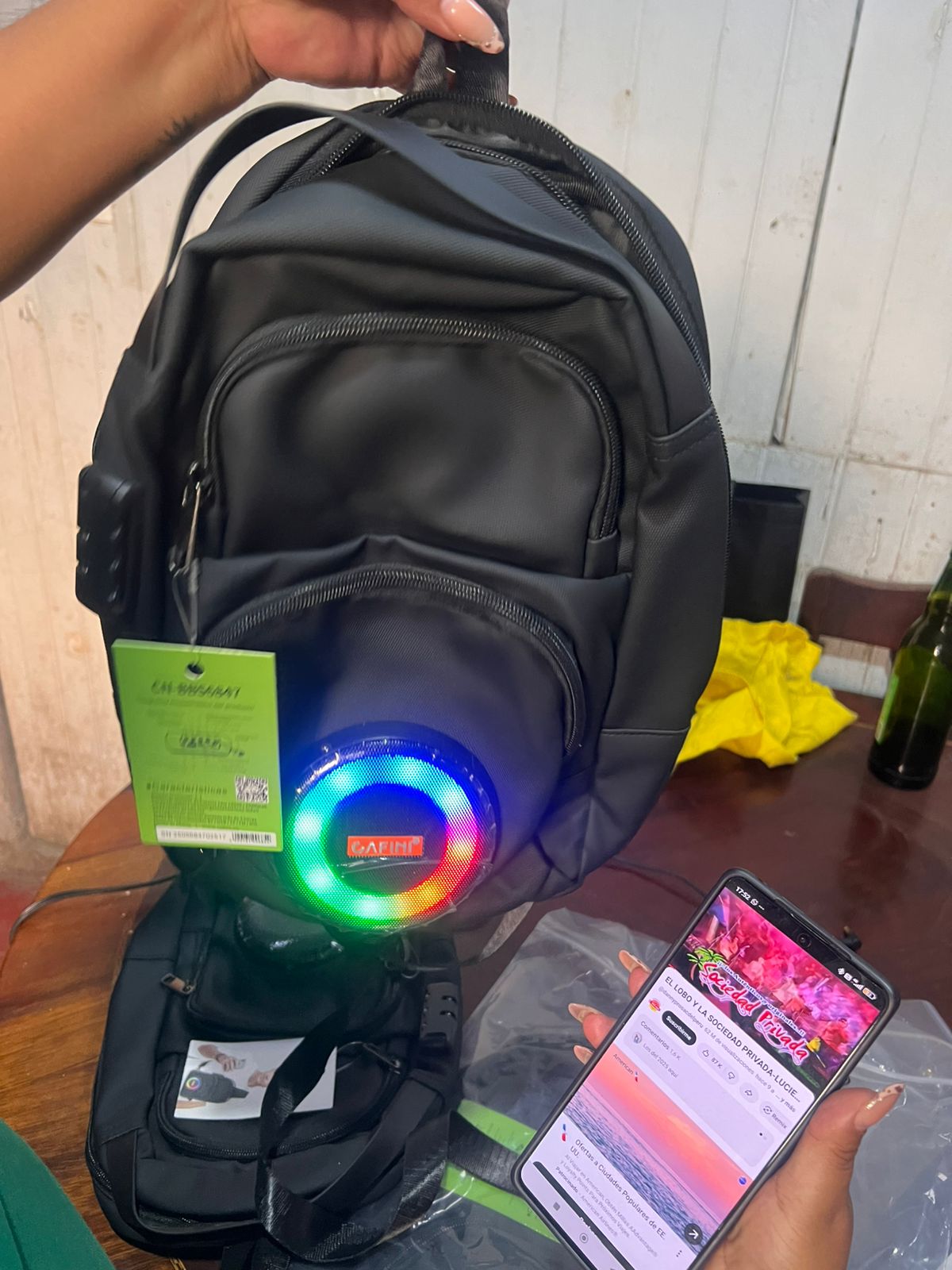 Mochila Antirrobo con Bocina Bluetooth LED